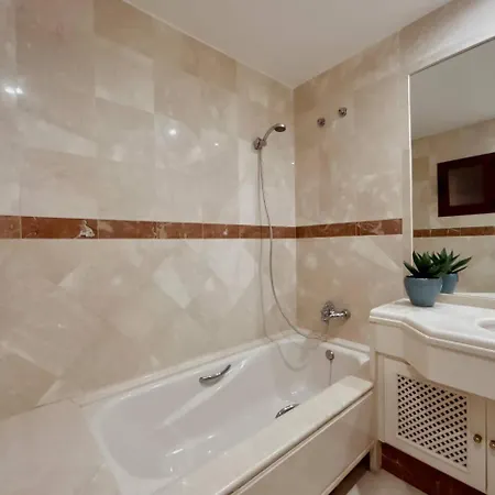 Apartamento Elviria: 3 Dorm, Playa Andando Y Piscina *